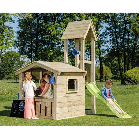 Casinha de madeira com torre e escorrega