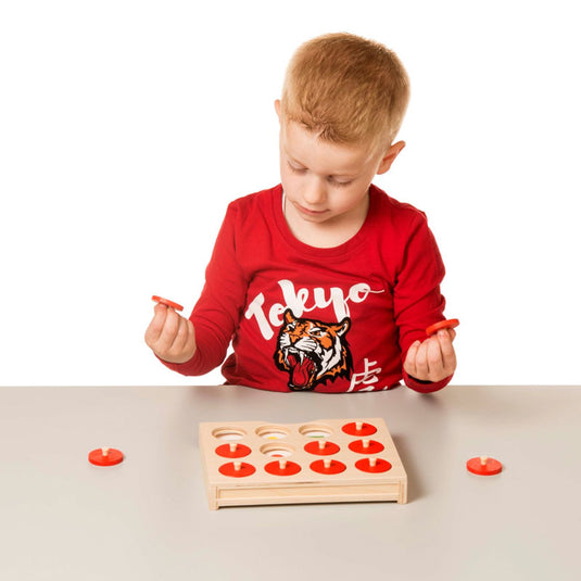 jogo em madeira para promover a destreza manual