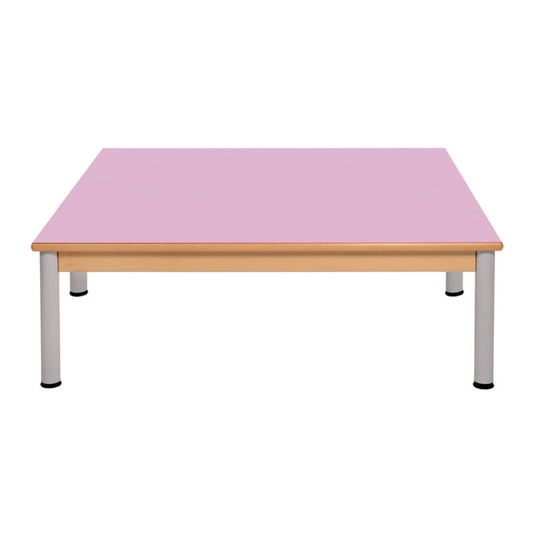 Mesa de grupo con estructura de madera y patas de metal