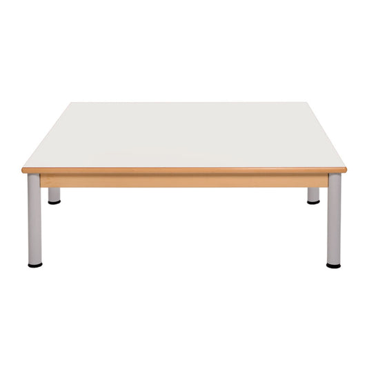 Mesa de grupo con estructura de madera y patas de metal