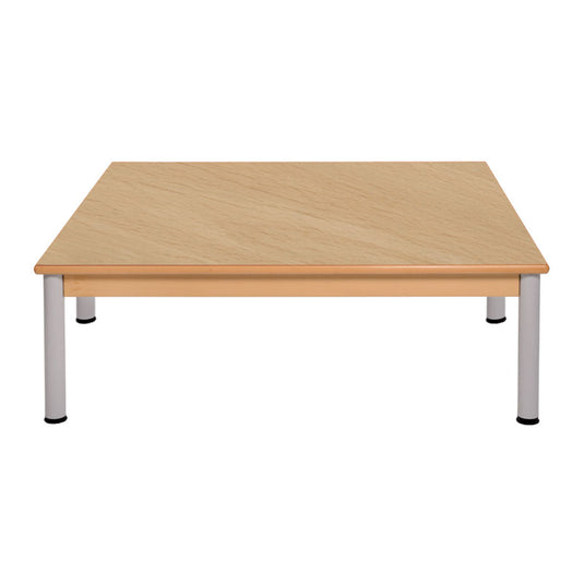Mesa de grupo con estructura de madera y patas de metal