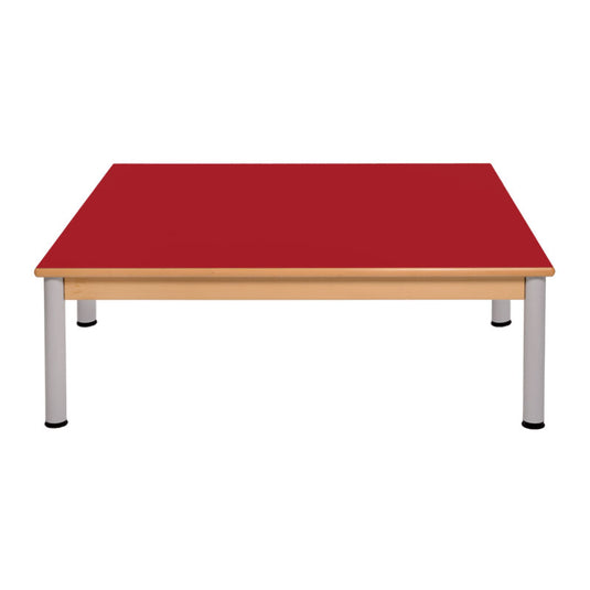 Mesa de grupo con estructura de madera y patas de metal