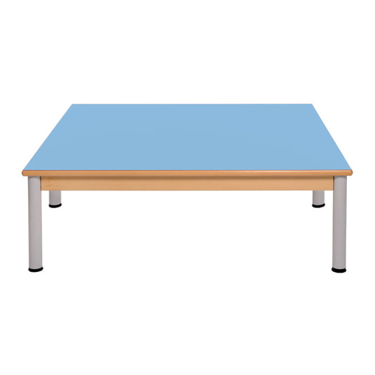 Mesa de grupo con estructura de madera y patas de metal
