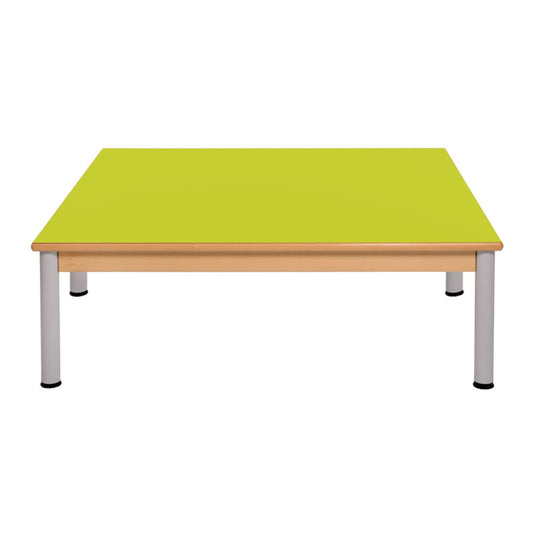 Mesa de grupo con estructura de madera y patas de metal