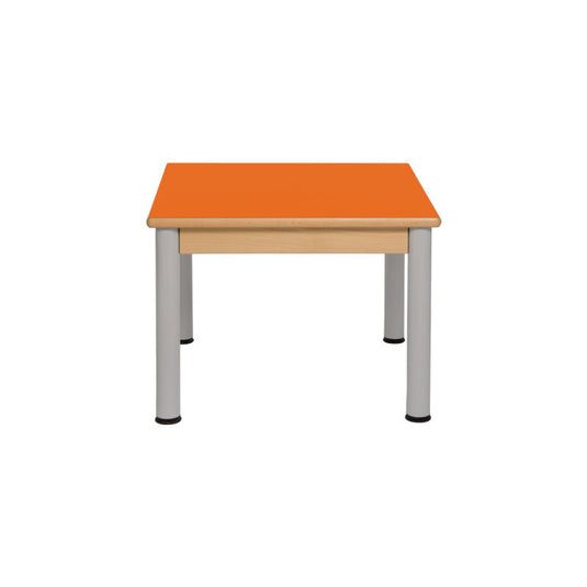 Mesa individual con estructura de madera y patas de metal