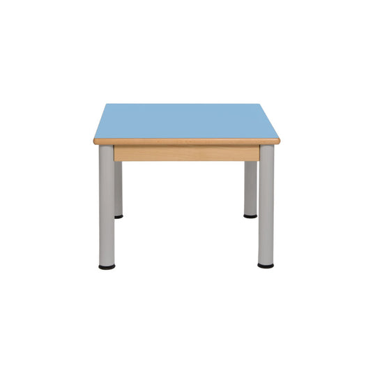 Mesa individual con estructura de madera y patas de metal