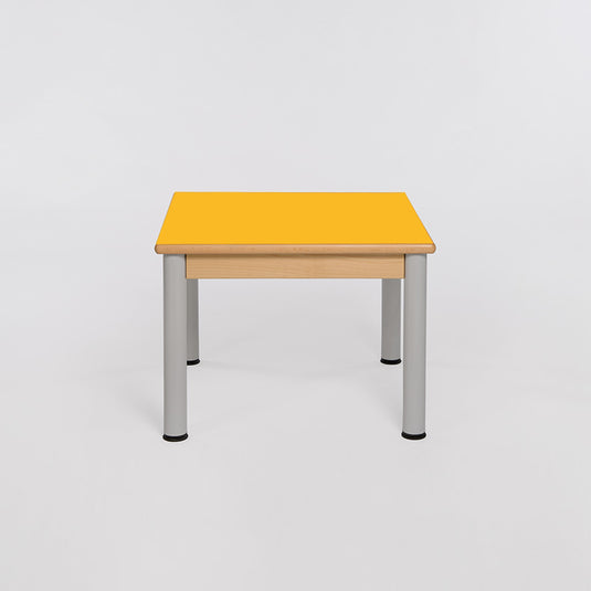 Mesa individual con estructura de madera y patas de metal