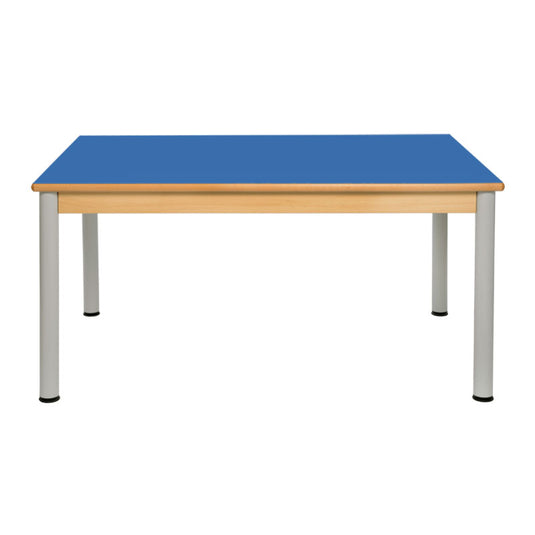 Mesa múltipla com estrutura de madeira e pernas metálicas