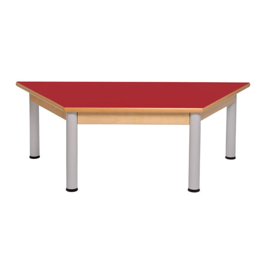 Mesa trapezoidal con estructura de madera y patas de metal