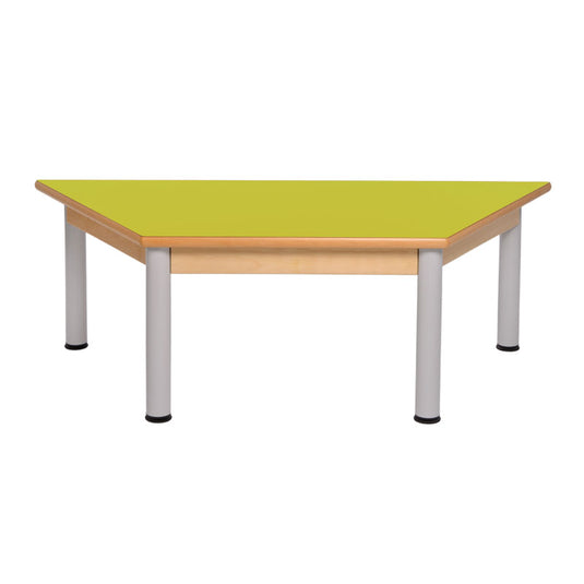 Mesa trapezoidal con estructura de madera y patas de metal