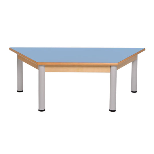 Mesa trapezoidal con estructura de madera y patas de metal