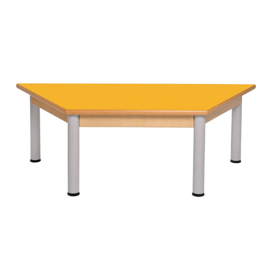 Mesa trapezoidal con estructura de madera y patas de metal