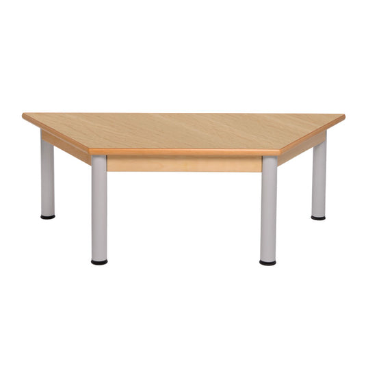 Mesa trapezoidal con estructura de madera y patas de metal
