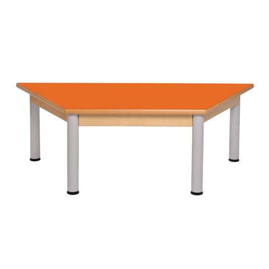 Mesa trapezoidal con estructura de madera y patas de metal