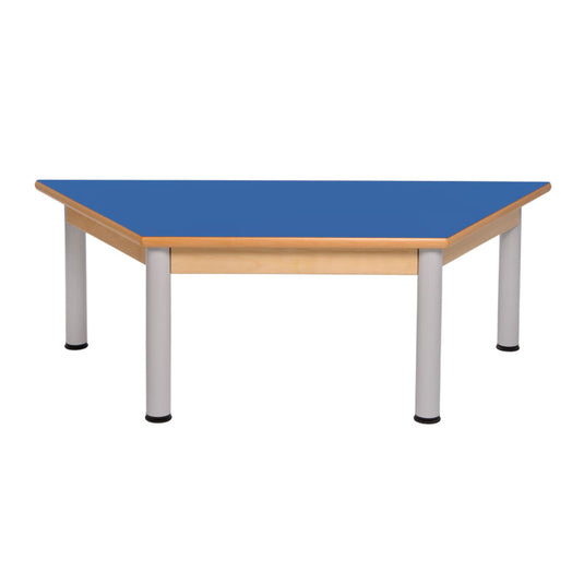 Mesa trapezoidal con estructura de madera y patas de metal
