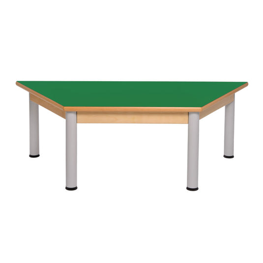 Mesa trapezoidal con estructura de madera y patas de metal