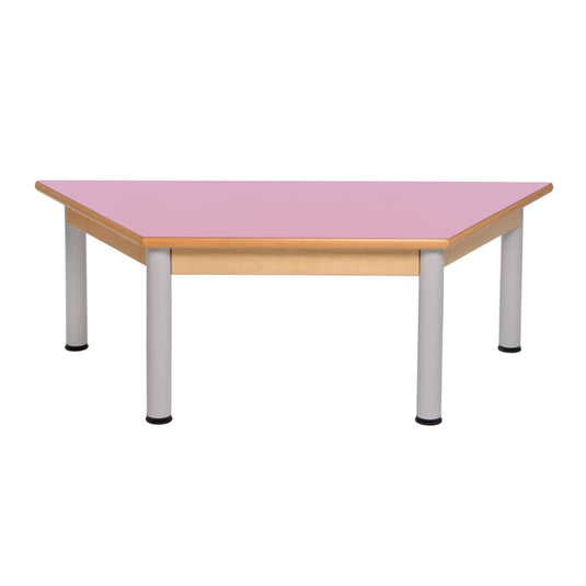 Mesa trapezoidal con estructura de madera y patas de metal