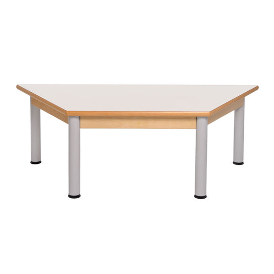 Mesa trapezoidal con estructura de madera y patas de metal
