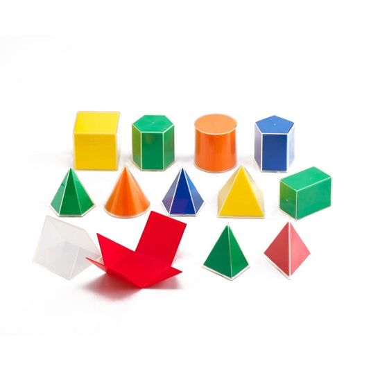 Conjunto de 12 sólidos geométricos y patrones planos.