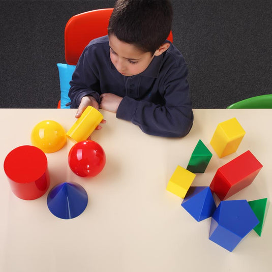Conjunto de 17 sólidos geométricos de plástico de colores.