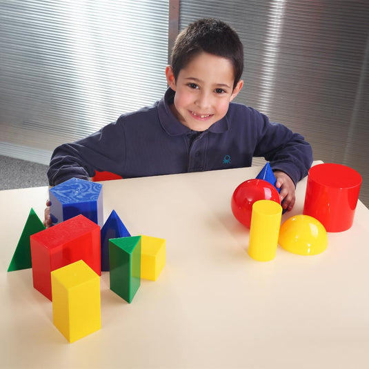 Conjunto de 17 sólidos geométricos de plástico de colores.