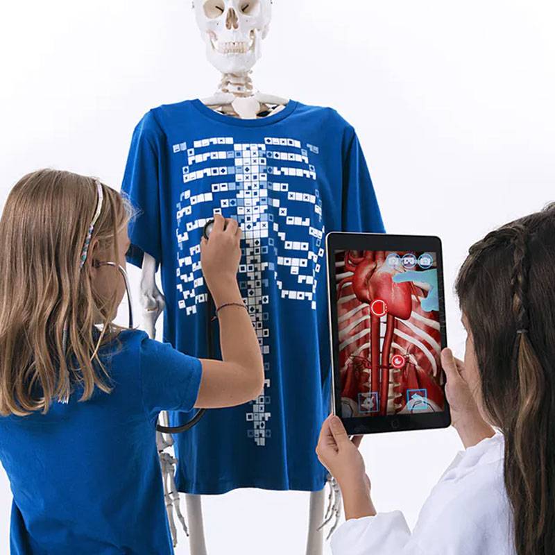Load image into Gallery viewer, Uma camisola de realidade aumentada que ajuda as crianças e jovens a compreender o corpo humano e todo o seu funcionamento.