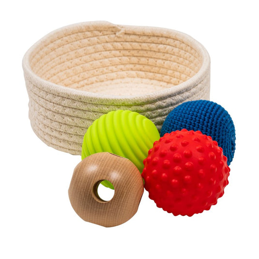 Cesta com bolas variadas