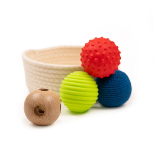 Cesta com bolas variadas