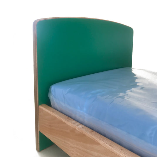 cama de madera en miniatura