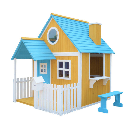 Casa de actividades con terraza de madera en diferentes colores