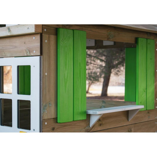 Casa de actividades de madera verde