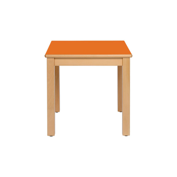 Mesa individual con estructura y patas de madera