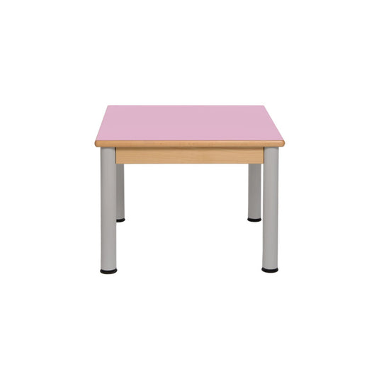 Mesa individual com estrutura de madeira e pernas metálicas