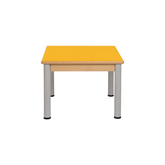 Mesa individual com estrutura de madeira e pernas metálicas